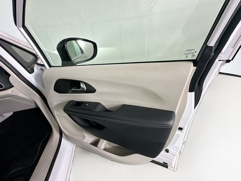 Used 2024 Chrysler Pacifica Touring-L FWD image 33