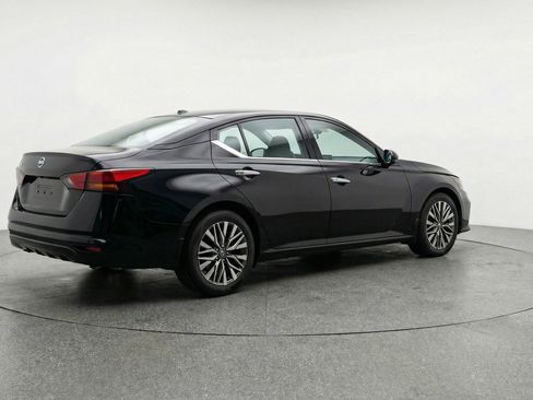 Used 2025 Nissan Altima 2.5 SV FWD image 9
