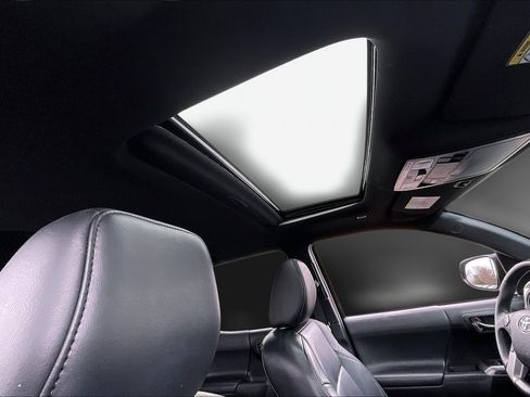 Used 2022 Toyota Tacoma Limited image 28