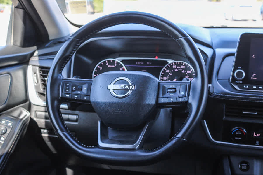 Used 2025 Nissan Rogue SV FWD image 15