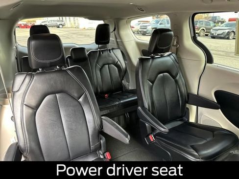 Used 2024 Chrysler Pacifica Touring-L FWD image 16