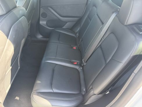 Used 2022 Tesla Model Y Long Range image 9