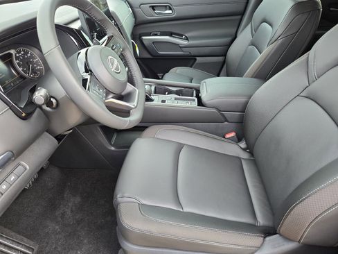 New 2025 Nissan Pathfinder SL image 12