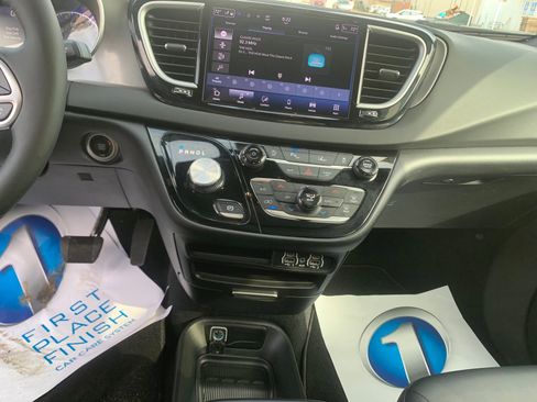 Used 2025 Chrysler Pacifica Select image 21