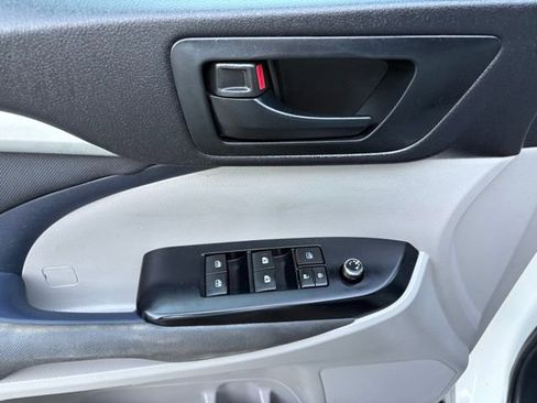 Used 2014 Toyota Highlander LE image 10