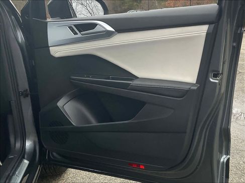 Used 2025 Volkswagen Taos SE w/ Panoramic Sunroof Package image 12