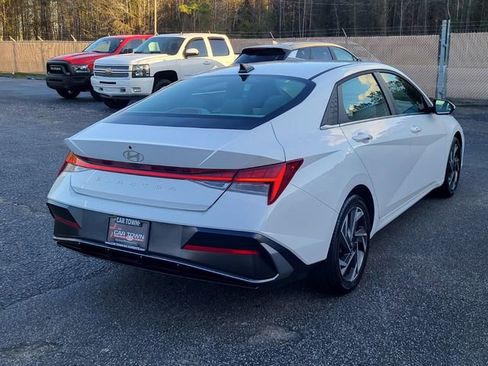 Used 2025 Hyundai Elantra SEL image 2