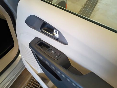 Used 2023 Chrysler Pacifica Touring-L FWD image 42