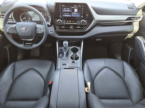 Used 2021 Toyota Highlander XLE image 27
