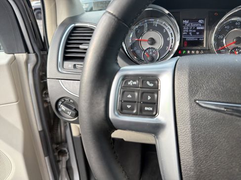 Used 2013 Chrysler Town & Country Touring image 27
