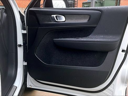 Certified 2025 Volvo XC40 B5 Plus AWD/4WD image 26