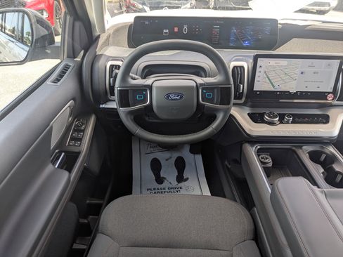 Used 2025 Ford Expedition Active RWD image 23