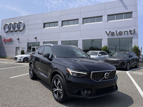 Certified 2025 Volvo XC40 B5 Core image 1