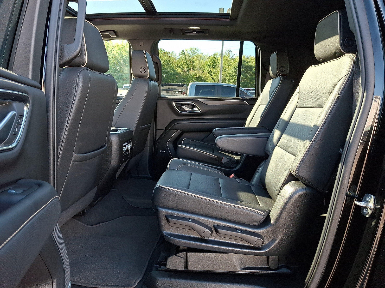 Certified 2022 GMC Yukon XL SLT w/ SLT Premium Package AWD/4WD image 10