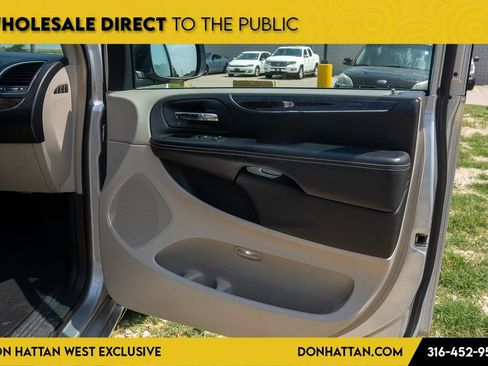 Used 2012 Chrysler Town & Country Touring w/ Entertainment Group #1 FWD image 19