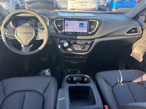 New 2026 Chrysler Pacifica Select image 12