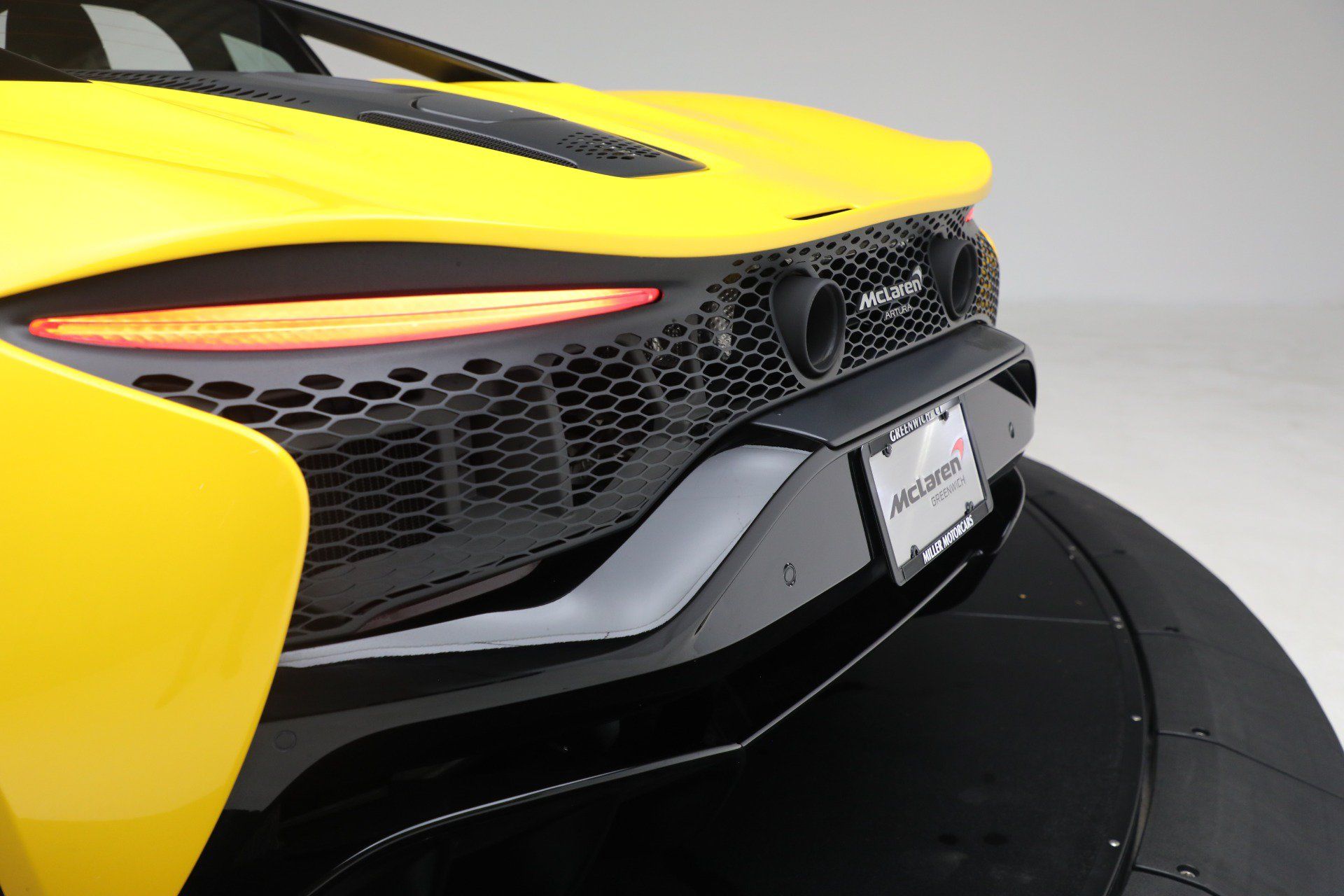 Used 2024 McLaren Artura RWD image 35
