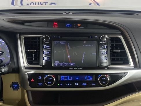 Used 2019 Toyota Highlander XLE AWD/4WD image 17