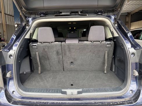 Used 2025 Toyota Highlander LE FWD image 33