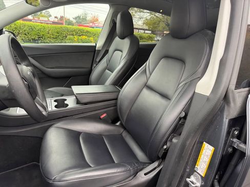 Used 2022 Tesla Model Y Long Range image 11