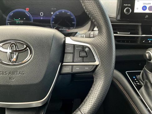Used 2025 Toyota Sienna Limited AWD/4WD image 12