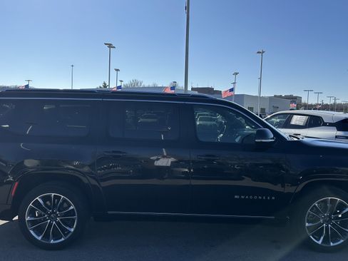 Used 2024 Jeep Wagoneer L Series III w/ Premium Group I image 11