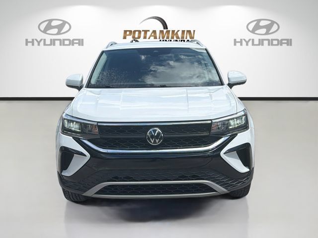 Used 2023 Volkswagen Taos SE FWD image 2
