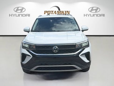 Used 2023 Volkswagen Taos SE FWD image 2