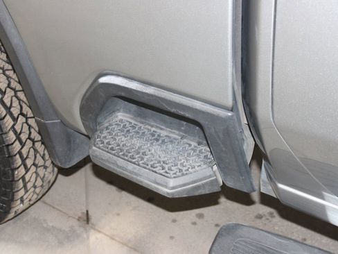 Used 2025 Chevrolet Silverado 2500 LT w/ Convenience Package image 16