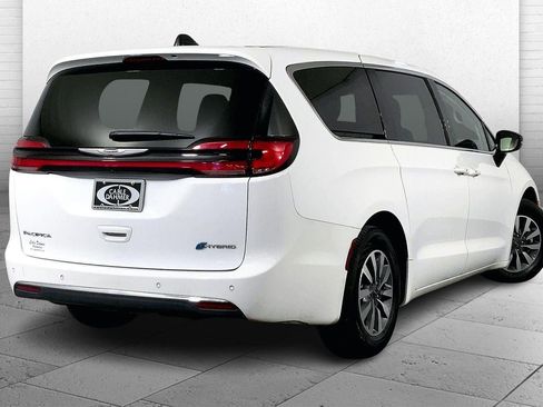 Used 2024 Chrysler Pacifica Select image 13