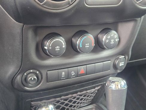 Used 2018 Jeep Wrangler Unlimited Sport S image 32