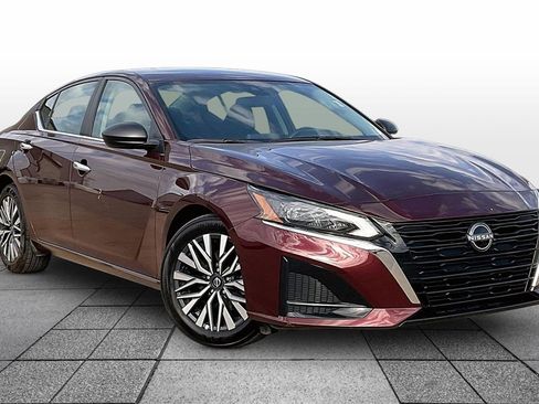 Used 2025 Nissan Altima 2.5 SV image 2