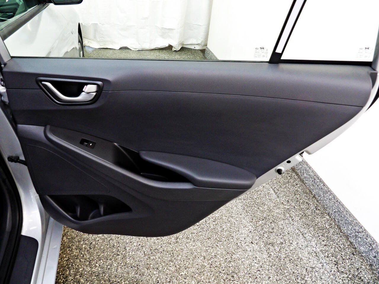 Used 2018 Hyundai Ioniq Blue FWD image 12