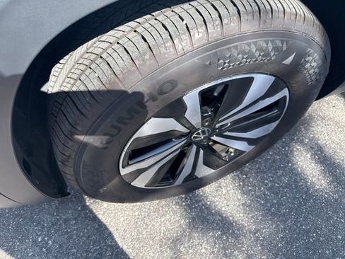 Used 2025 Volkswagen Atlas SE image 4