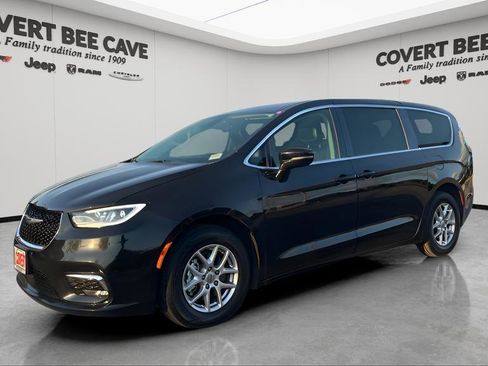 Certified 2024 Chrysler Pacifica Touring-L image 3