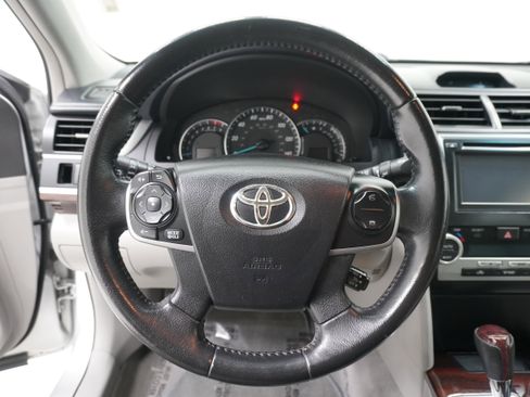 Used 2014 Toyota Camry XLE image 14