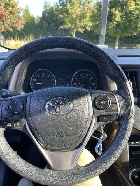 Used 2017 Toyota RAV4 LE AWD/4WD image 7