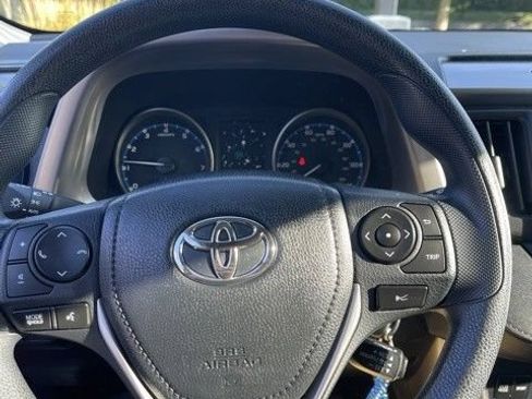 Used 2017 Toyota RAV4 LE AWD/4WD image 7