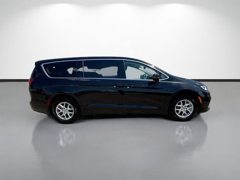 Used 2024 Chrysler Pacifica Touring-L FWD image 2
