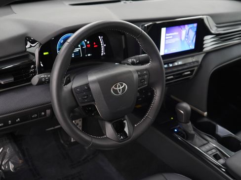 Used 2025 Toyota Camry SE image 18
