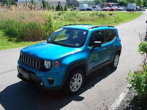 Used 2022 Jeep Renegade Latitude AWD/4WD image 3