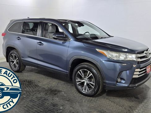 Used 2019 Toyota Highlander Plus AWD/4WD image 9