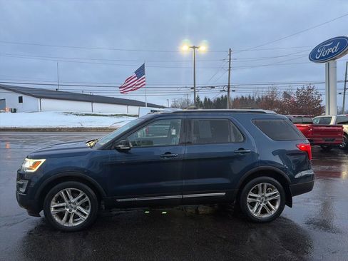 Used 2017 Ford Explorer XLT w/ Equipment Group 202A image 5