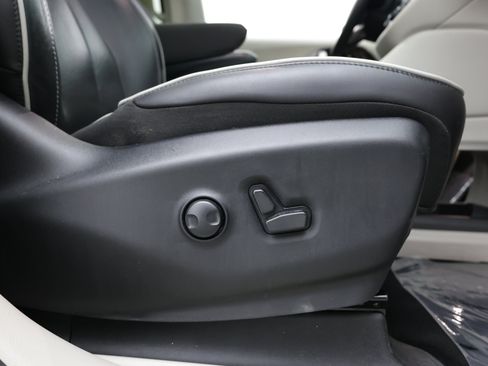 Used 2023 Chrysler Pacifica Limited FWD image 42