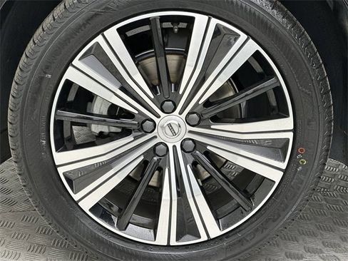Certified 2023 Volvo XC60 B5 Plus w/ Climate Package image 10