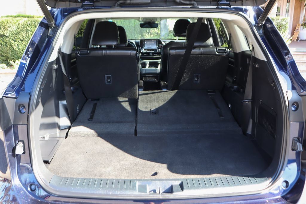Used 2022 Toyota Highlander XLE FWD image 9