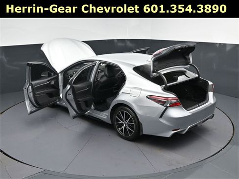 Used 2024 Toyota Camry SE image 2