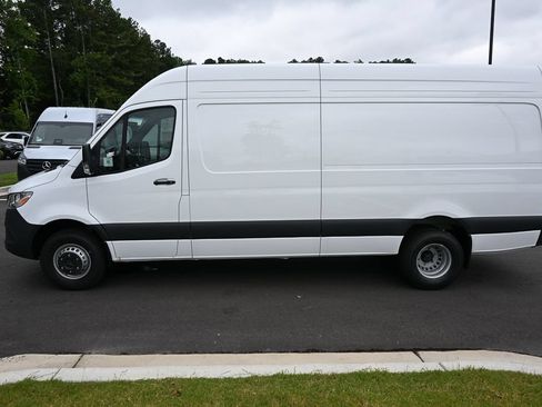 Used 2026 Mercedes-Benz Sprinter 4500 image 3