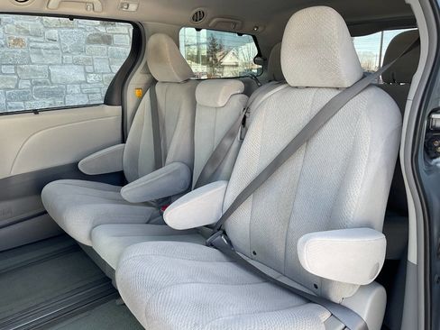Used 2011 Toyota Sienna LE image 27