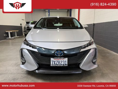 Used 2017 Toyota Prius Prime Advanced w/ Carpet Mat Package FWD image 12
